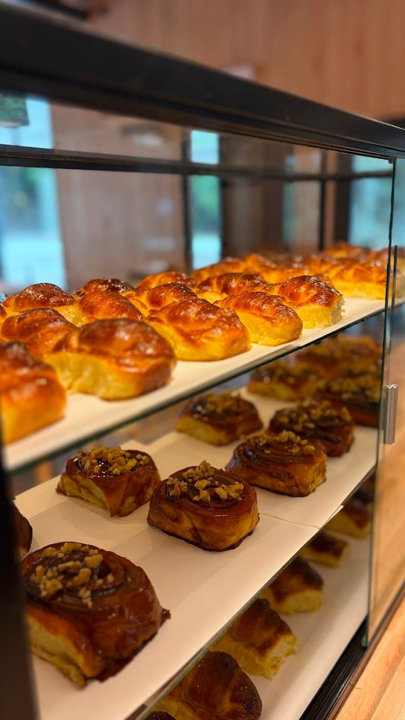 Los rolls de canela y las medialunas en la vitrina