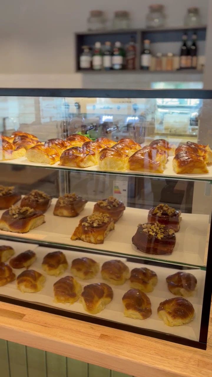 La vitrina con la panadería del día